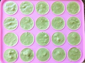 没有冰激凌挖球器的，可以跟我一样，装入棒棒糖模具内冷冻4个小时以上，至冰激凌冻硬，再取出来，两个合并一个就是圆球啦，为了形状更好看些，合并好的圆球可以再冷冻2个小时再装入容器