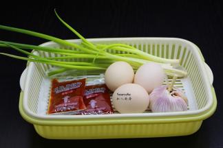 准备食材：土鸡蛋、香辣沙拉酱、香葱、蒜等；