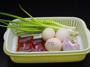准备食材：土鸡蛋、香辣沙拉酱、香葱、蒜等；