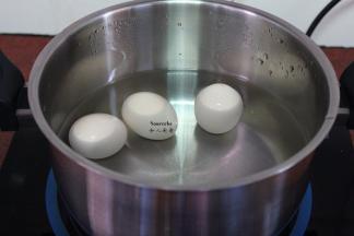 土鸡蛋洗净，冷水下锅，中火煮6分钟，关火焖3分钟；PS：水煮开约要4分钟。