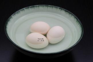 捞出鸡蛋用冷水冲凉；