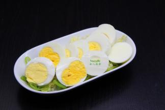 鸡蛋去壳，切块，放入盘中；