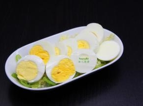 鸡蛋去壳，切块，放入盘中；