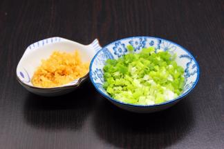 蒜、香葱、切好，与麻油拌均；