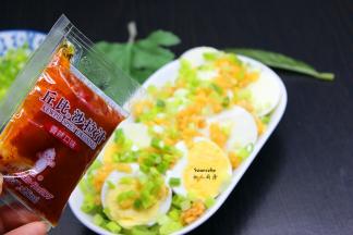 沙拉汁、拌均的蒜泥、香葱麻油一起倒入切好的鸡蛋中拌均即可。