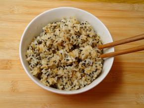 米饭、黑芝麻、香油、盐、糯米粉拌均；PS：可以适量的加一点水。