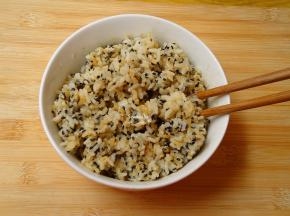 米饭、黑芝麻、香油、盐、糯米粉拌均；PS：可以适量的加一点水。