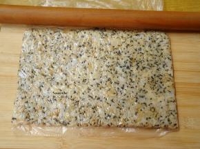 拌均好米饭倒入保鲜袋用擀面杖擀平整；