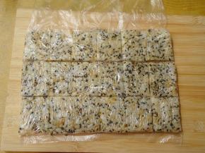 用刀切成4*5cm的长方形；