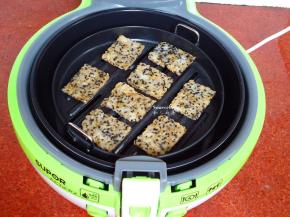 微黄的时候可以翻转一次；