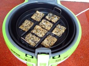 微黄的时候可以翻转一次；