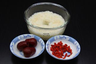 准备食材：甜米酒、红枣、枸杞；