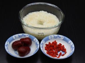 准备食材：甜米酒、红枣、枸杞；
