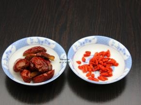 红枣洗净去核、切片/块，枸杞洗净；