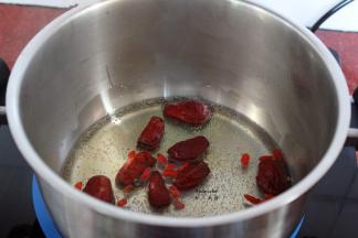 清水加入红枣片、枸杞，熬至软绵；PS:一定要煮绵，做月子的人不适合吃硬的。