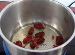 清水加入红枣片、枸杞，熬至软绵；PS:一定要煮绵，做月子的人不适合吃硬的。