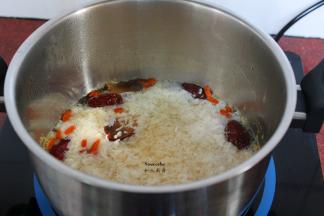 煮沸关火，焖2分钟即可；PS：甜米酒不适合煮太久