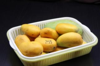 小芒果洗净，去皮去核切块；