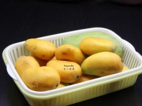 小芒果洗净，去皮去核切块；