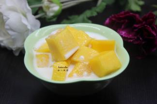 椰子取椰浆，倒入芒果块；