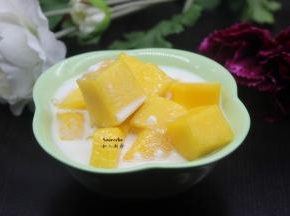 椰子取椰浆，倒入芒果块；