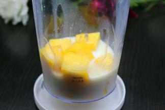 准备的椰浆、芒果块、冰糖一起放入料理机中打碎；