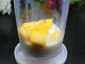 准备的椰浆、芒果块、冰糖一起放入料理机中打碎；