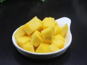 切好的芒果块，用保鲜盒装好放入冰箱冷藏；