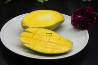 大芒果洗净、切片、去核，切大块；