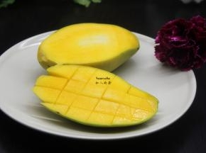 大芒果洗净、切片、去核，切大块；