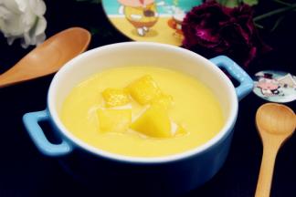 打碎的椰香芒果倒入碗中，上面放上冰的芒果块即可。