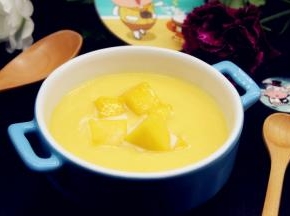 打碎的椰香芒果倒入碗中，上面放上冰的芒果块即可。