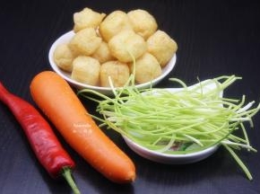 准备食材：野葱、胡萝卜、豆腐、红辣椒、香葱等；
