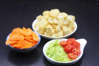 胡萝卜、野葱、红辣椒分别洗净切好，豆腐也洗净切好；