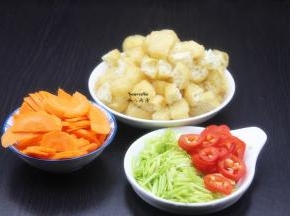 胡萝卜、野葱、红辣椒分别洗净切好，豆腐也洗净切好；