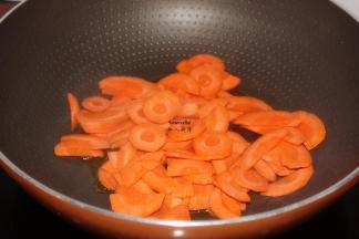 热锅，倒油，炒胡萝卜六成熟