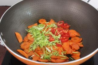 加入野葱、红辣椒翻炒；