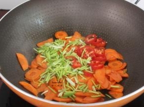 加入野葱、红辣椒翻炒；
