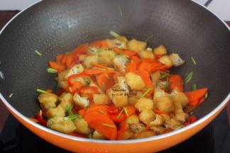 放盐、酱油，炒均即可；