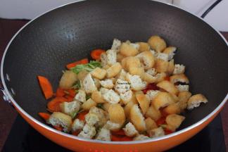 在加入豆腐一起翻炒；