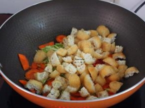 在加入豆腐一起翻炒；