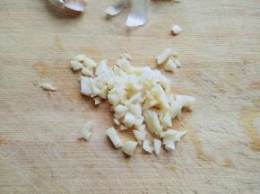 将蒜去皮，切碎。