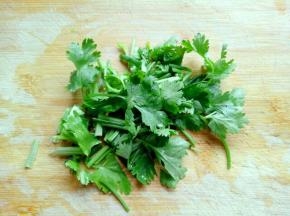 香菜，葱，去根，洗干净切段。