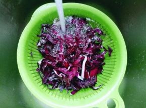 用冷水冲洗干净，捞出淋干水份。