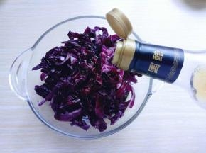 再加入凉拌醋。(醋量可以根据可以喜欢增减)