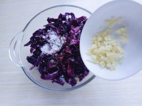 加入切碎的蒜。(不喜欢蒜的可以不放)