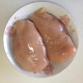 先将鸡胸肉洗干净