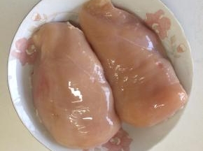 先将鸡胸肉洗干净