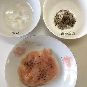 将盐和黑胡椒屑依次抹在肉的表面