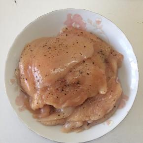 全部抹好后，用保鲜膜包好，腌制半小时以上